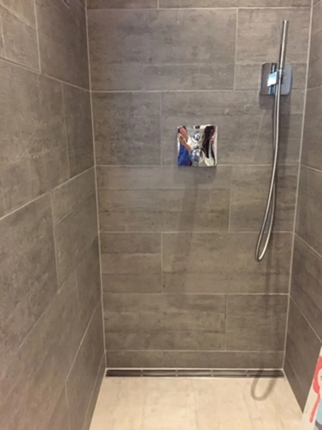 Badeværelse renovering i Lyngby med nye fliser og armatur