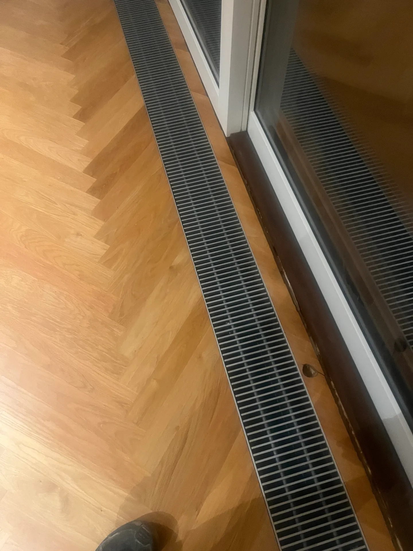 Glasveranda og havepavillon med store sprossevinduer