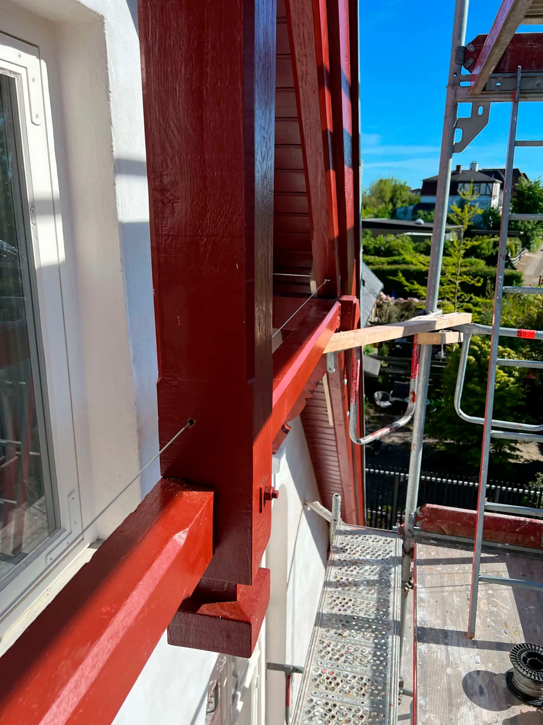 Stor glasveranda med mange sprossevinduer og tømmerkonstruktion