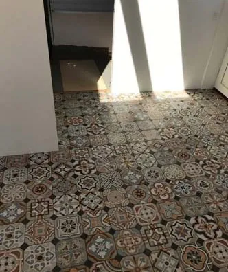 Badeværelse med sorte og hvide checkfliser
